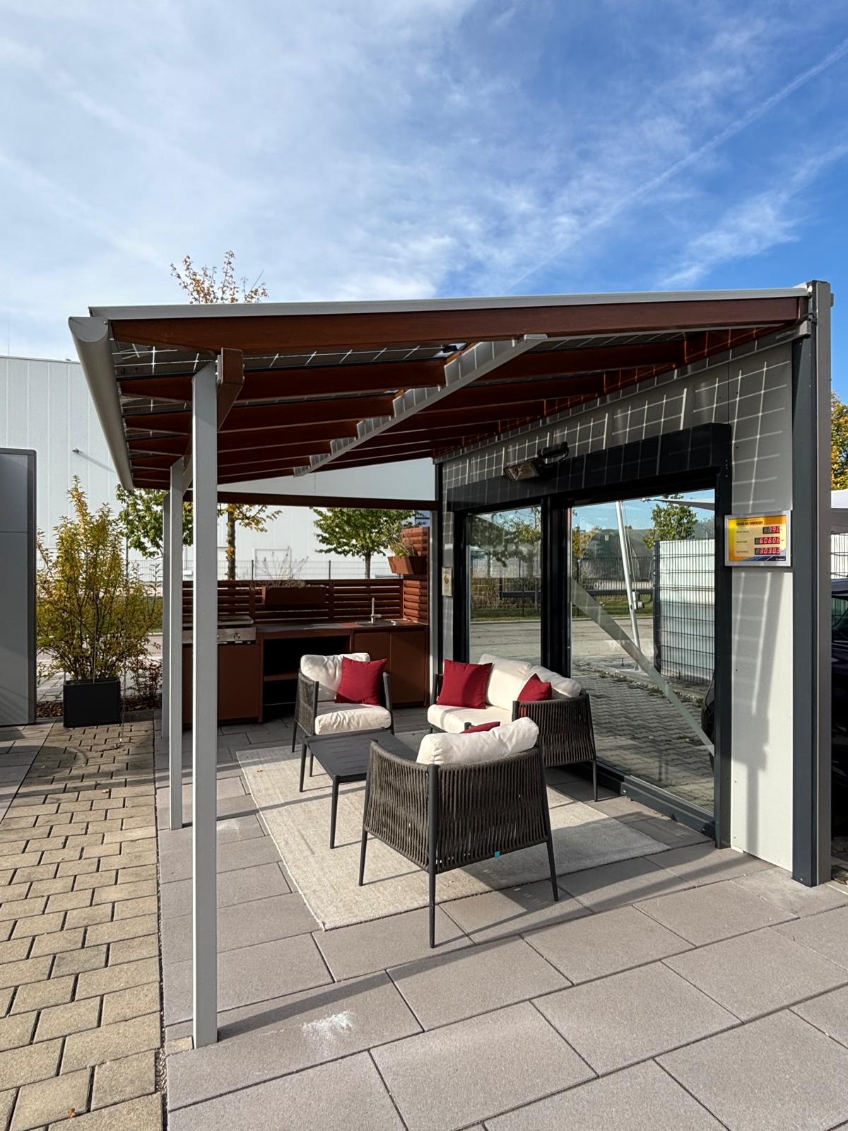 Moderne Terrassenüberdachung mit Lamellendach, Außenküche und gemütlichem Sitzbereich