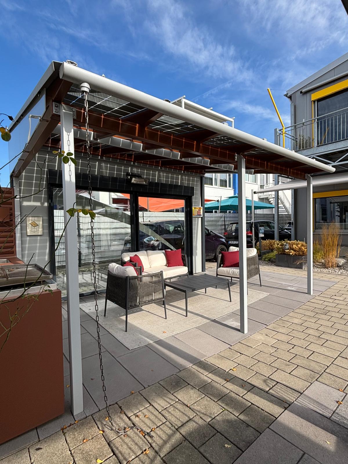 Terrassenüberdachung mit integrierten Solarmodulen und Sitzbereich bei SUW Berger in Hallbergmoos
