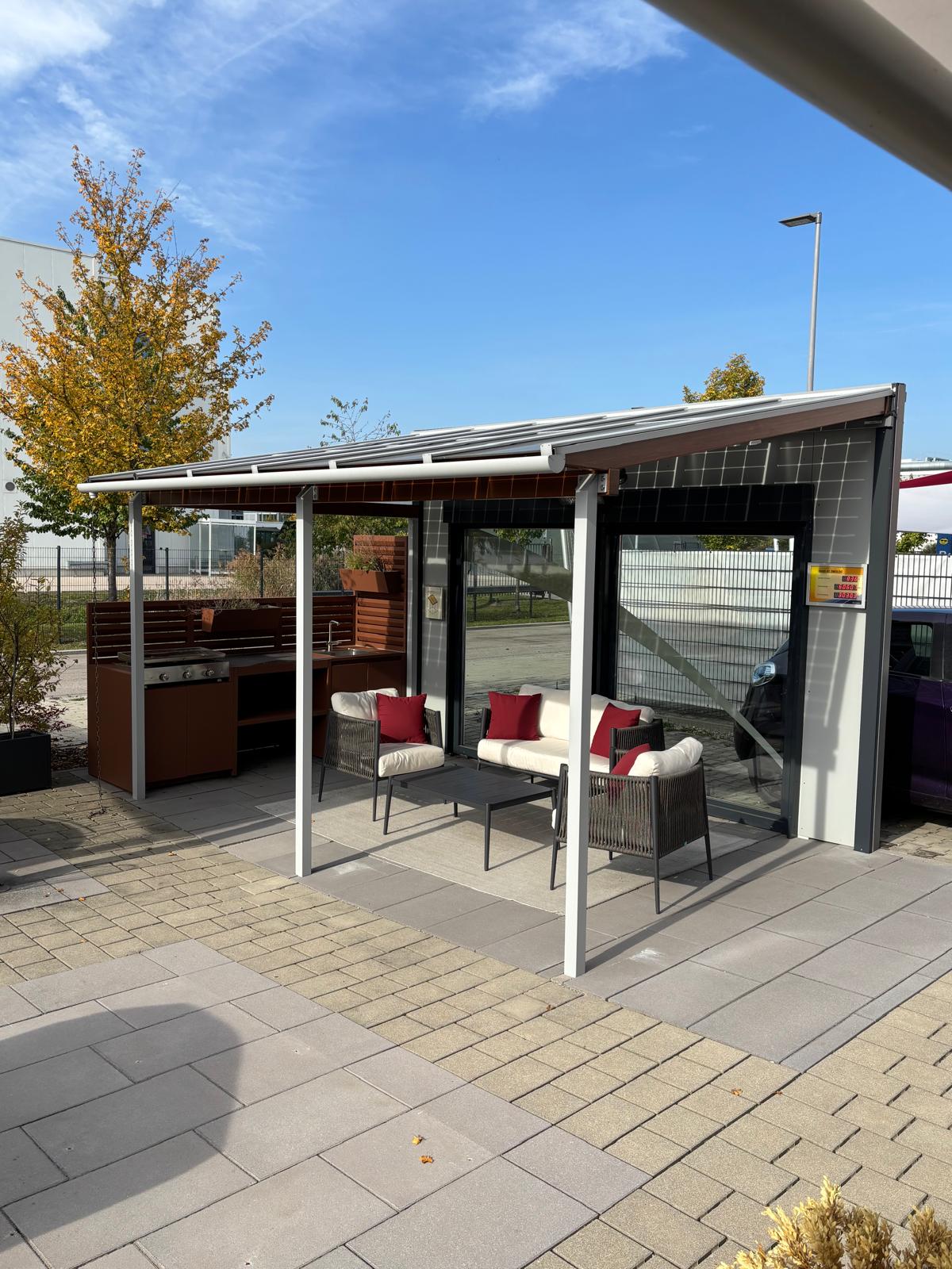 Terrassenüberdachung mit integrierten Markisen, Außenküche und Sitzbereich in Hallbergmoos bei München