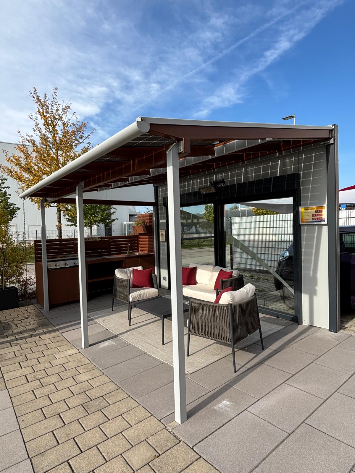 Überdachte Outdoor-Lounge mit Glasflächen und Sonnenschutz für Terrasse in Hallbergmoos