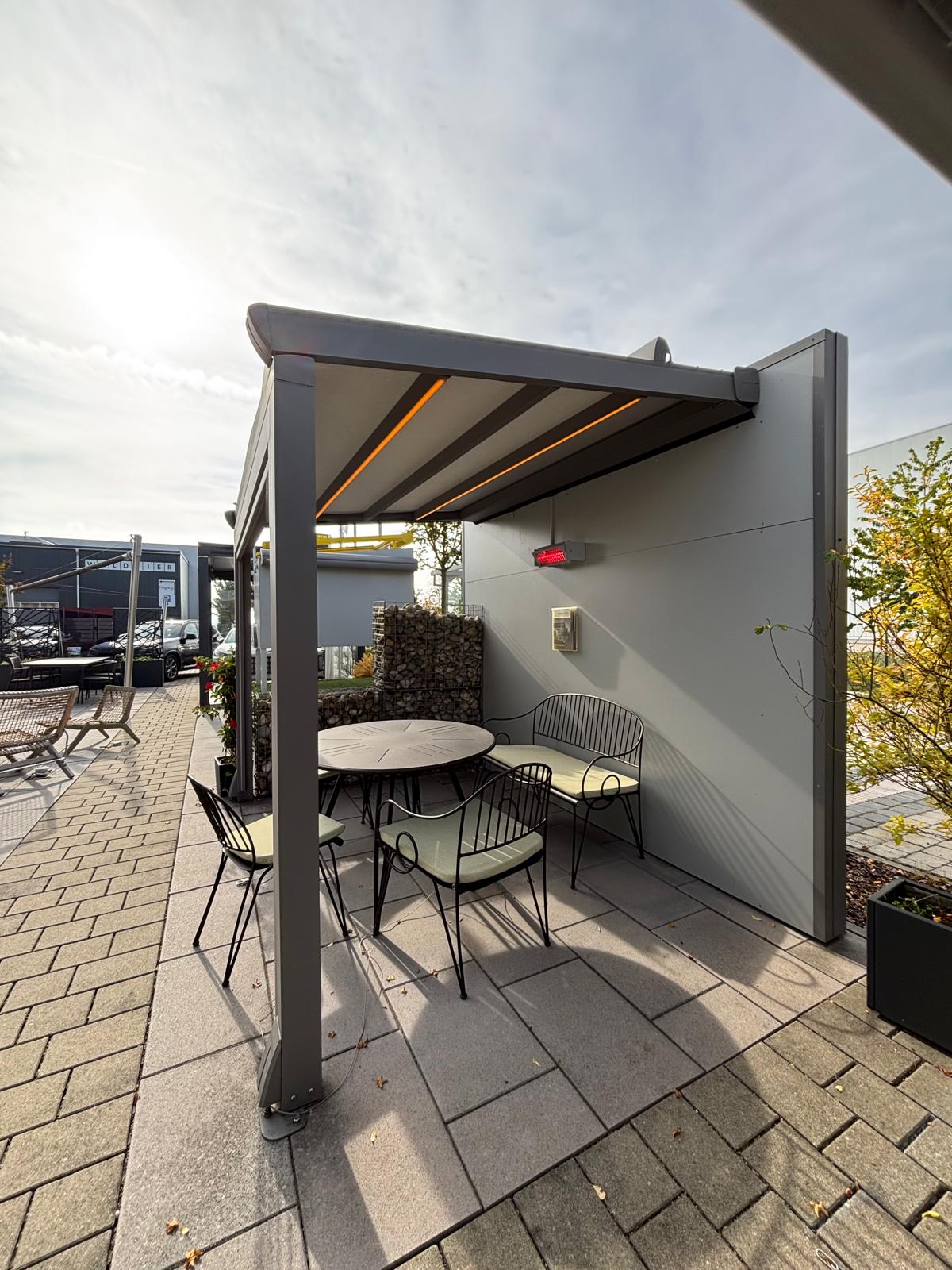 Terrassenüberdachung mit integrierter LED-Beleuchtung und Heizstrahler im Ausstellungsbereich in Hallbergmoos