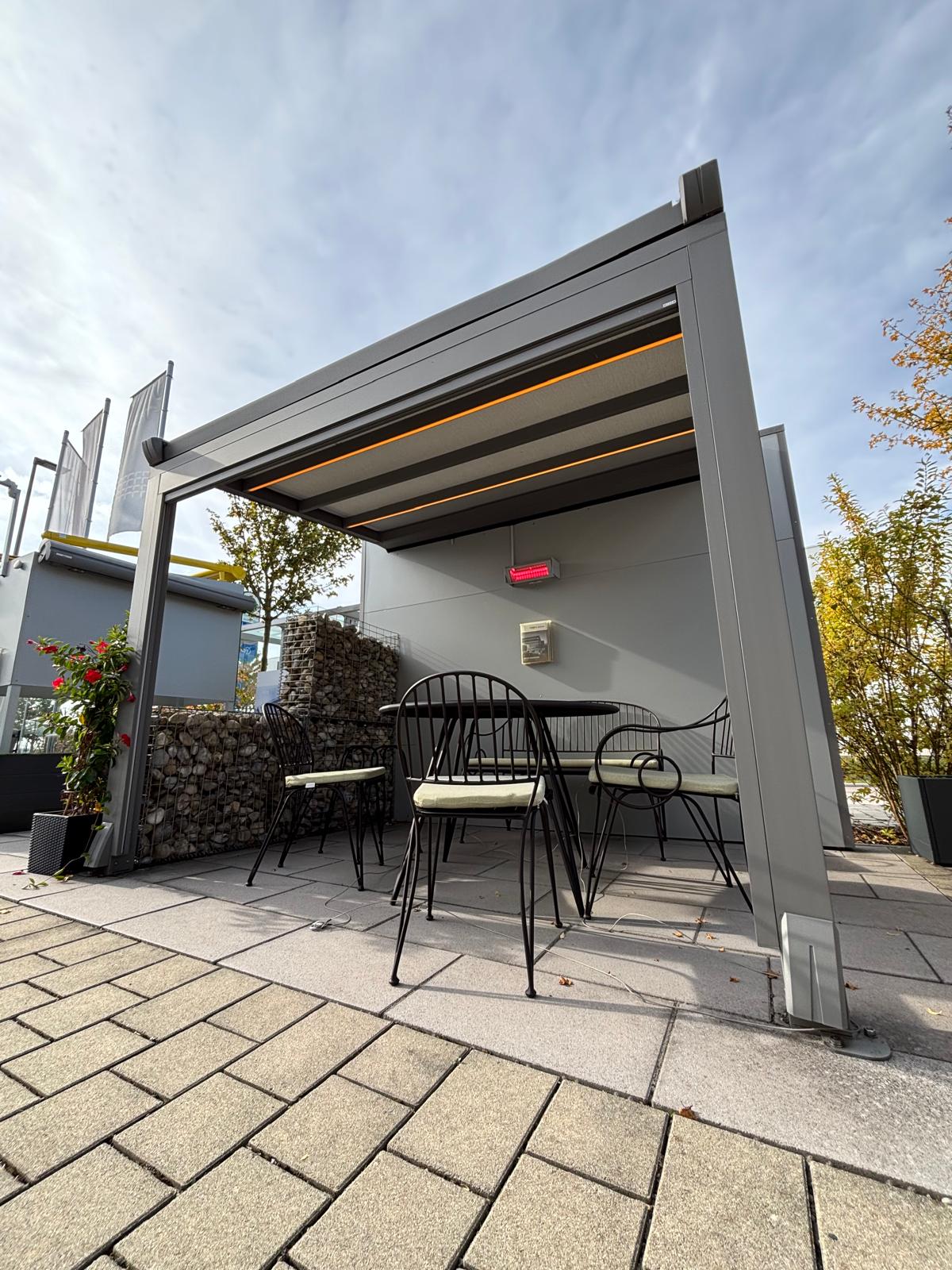 Terrassenüberdachung mit Lamellendach und Infrarotheizung für Außenbereiche in Hallbergmoos bei München
