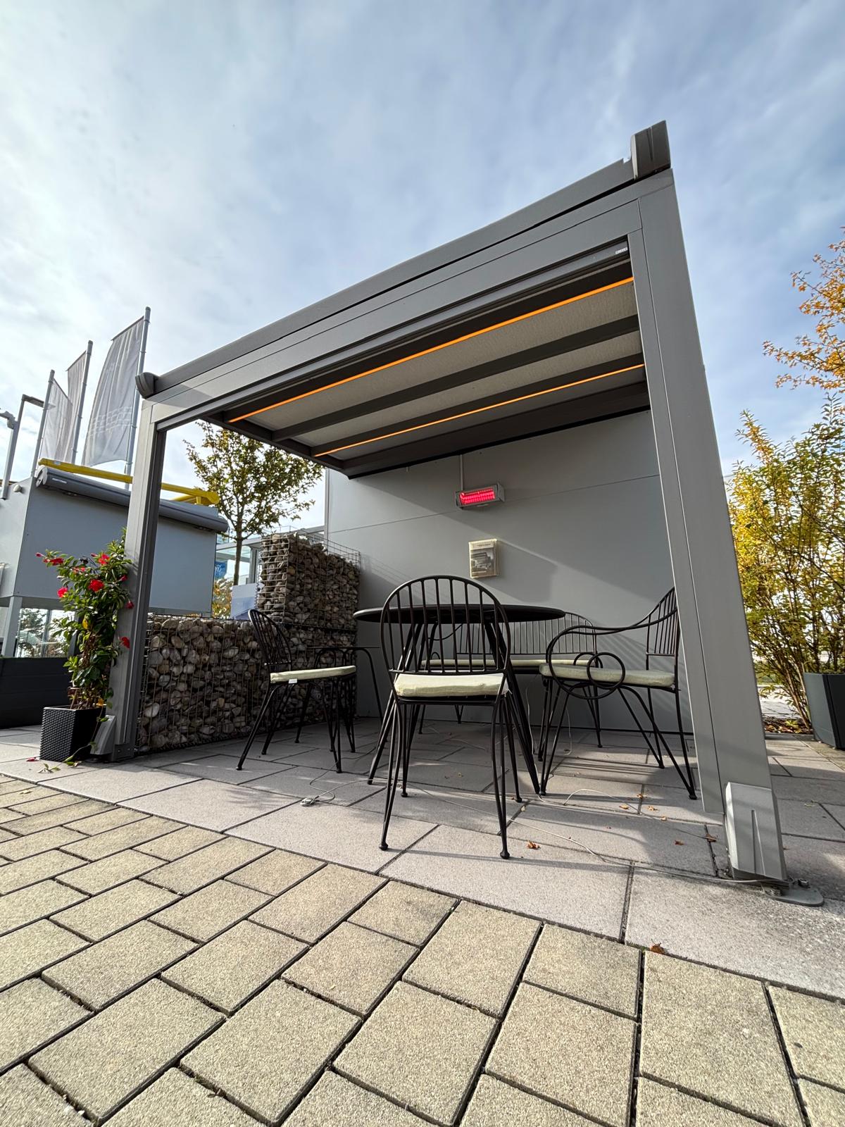 Terrassenüberdachung mit textilem Sonnenschutz und Heizstrahler auf einer Terrasse in Hallbergmoos